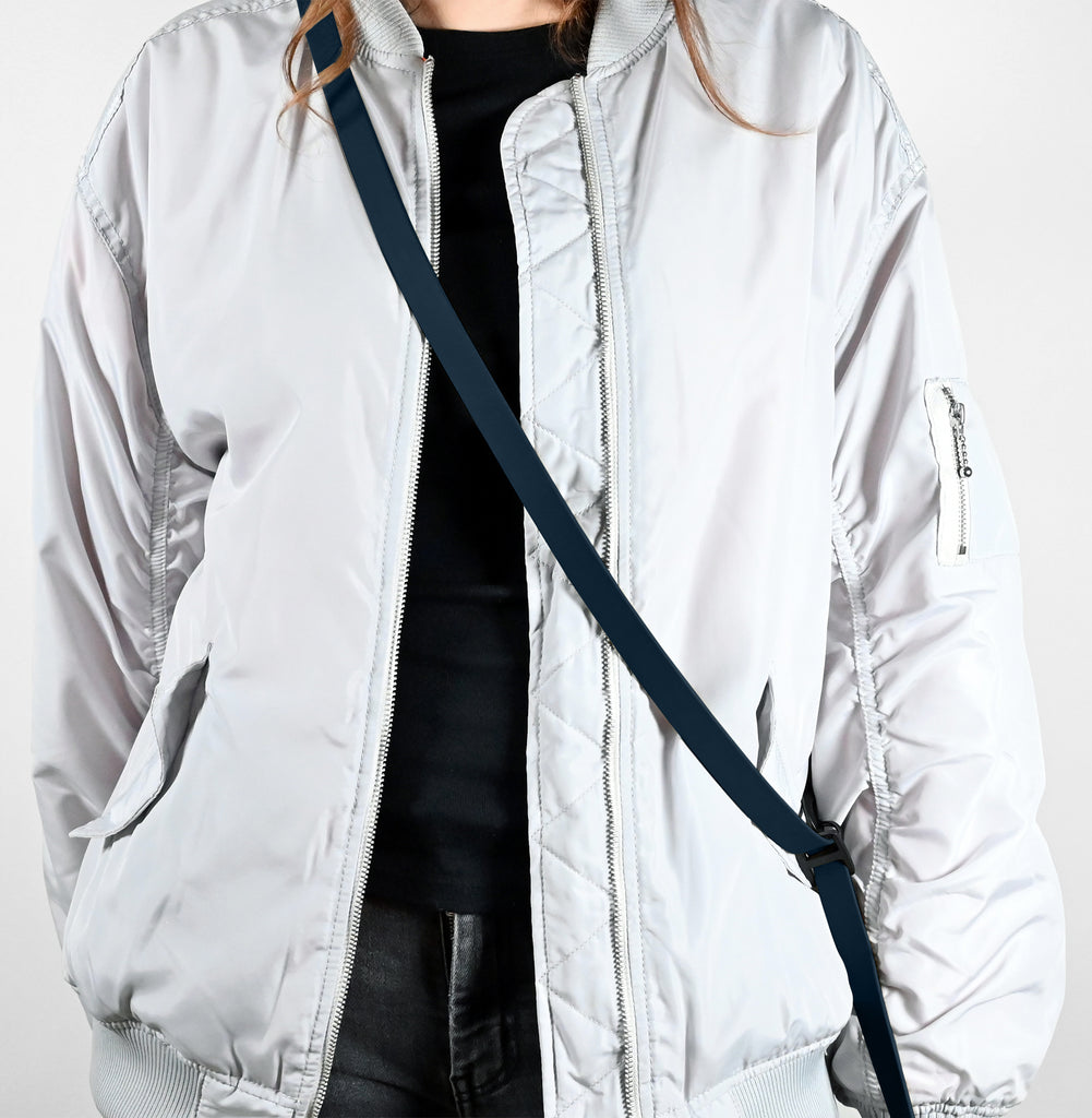 Frau trägt eine Biothane Umhängeleine in Navy 