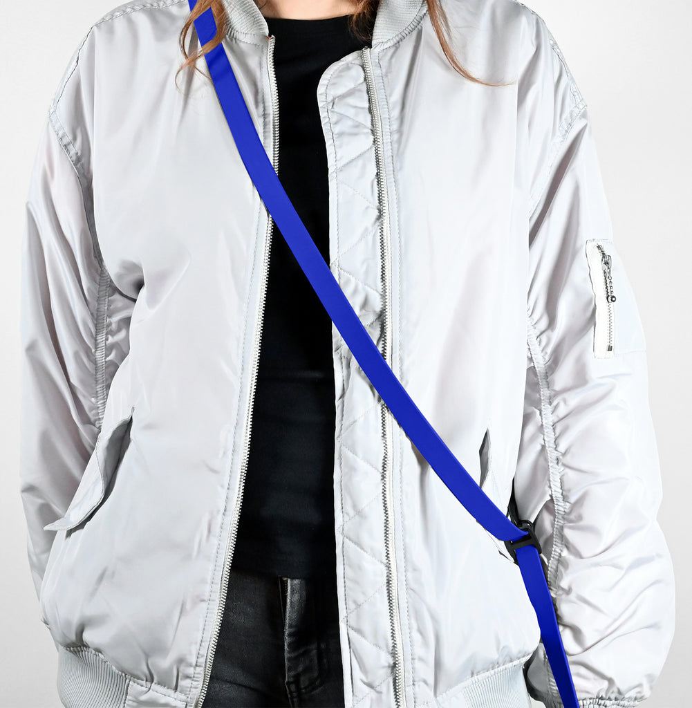 Frau mit Biothane Umhängeleine in Blau