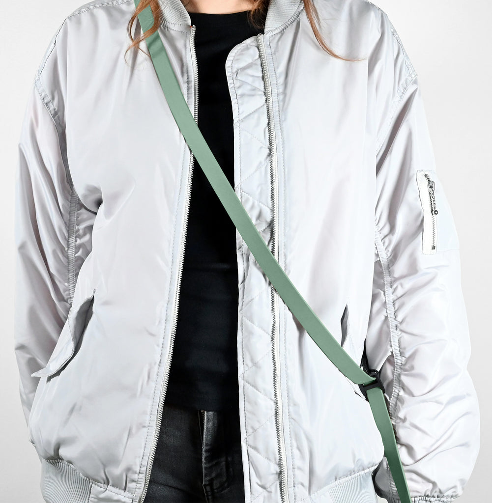 Frau trägt eine lange Biothane Umhängeleine in Mint