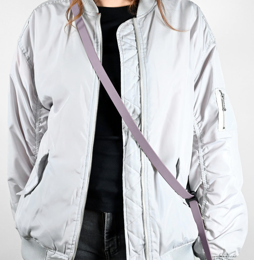 Frau trägt eine Biothane Umhängeleine in Lavendelfarben