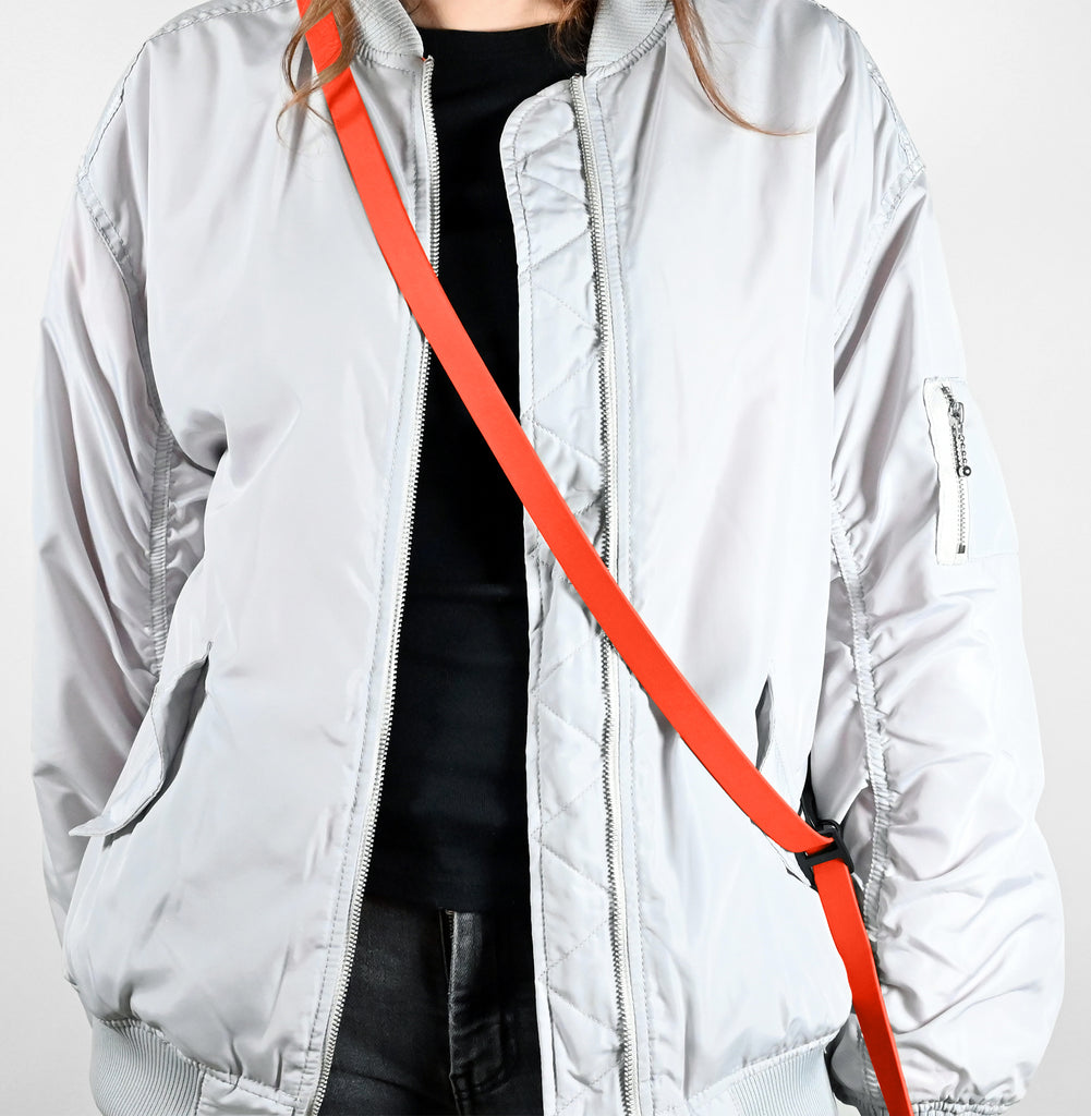 Frau trägt lange Biothane Umhängeleine in Orange