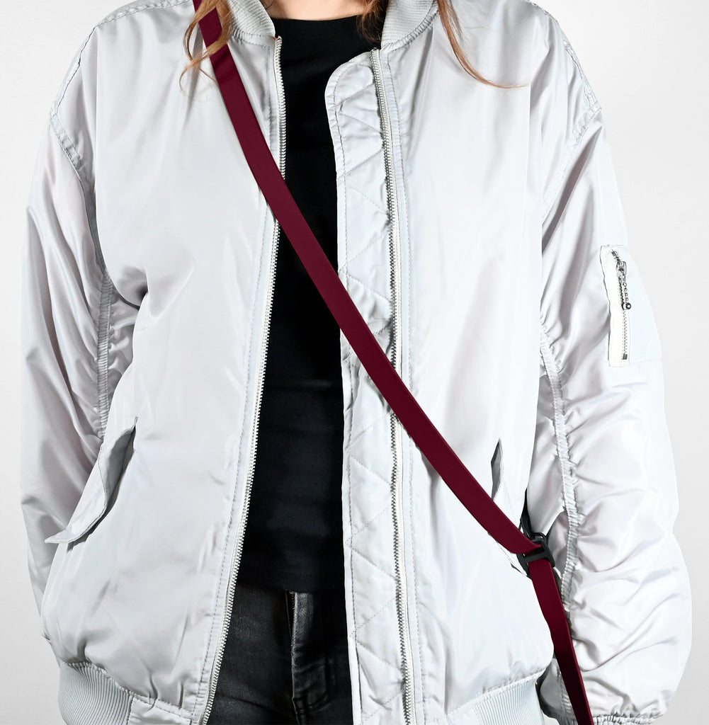 Frau trägt eine Umhängeleine Biothane für Hunde in Bordeaux