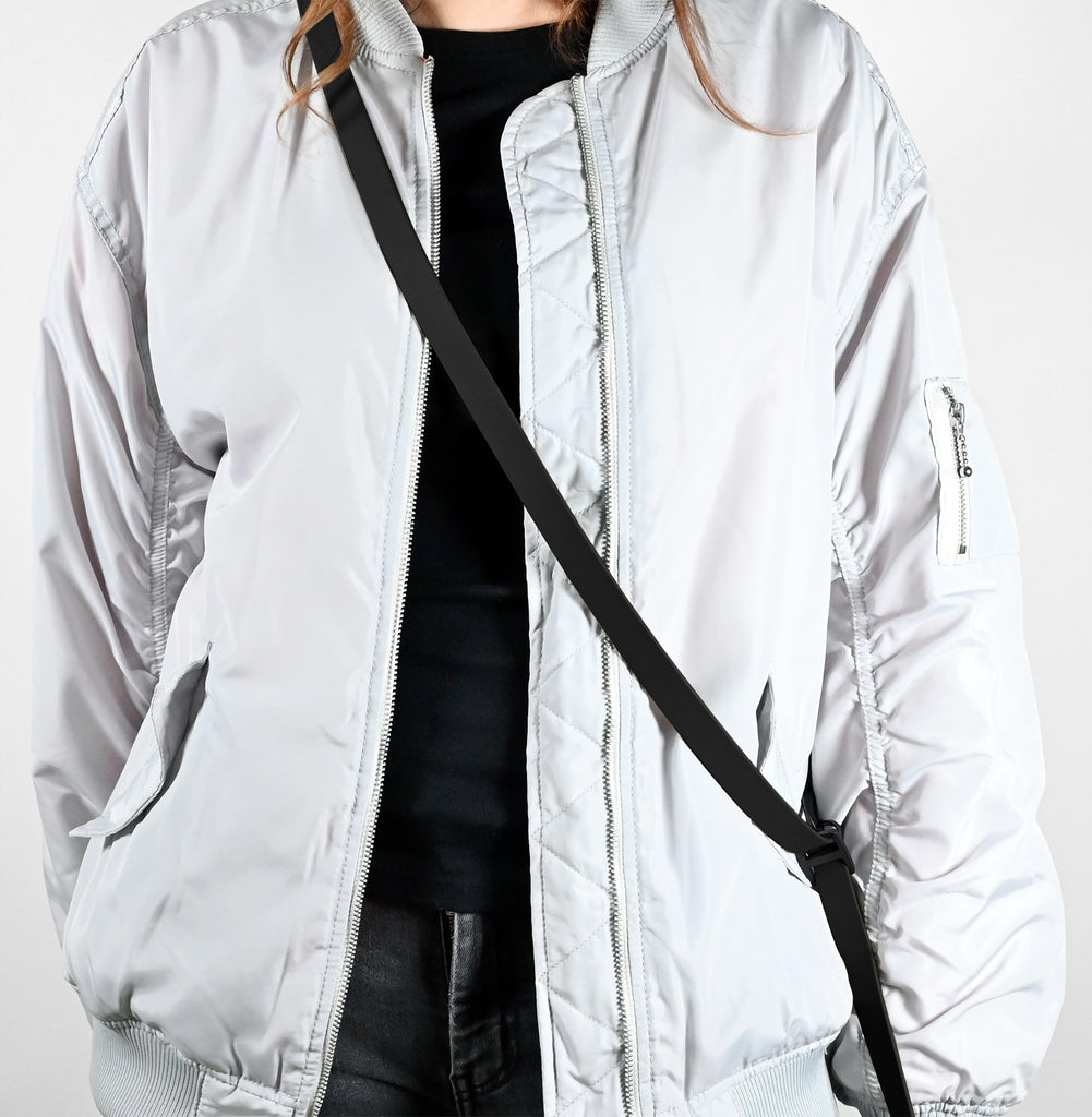 Frau trägt lange Biothane Umhängeleine in Schwarz