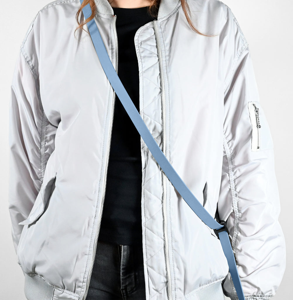 Frau trägt eine Biothane Umhängeleine in Hellblau