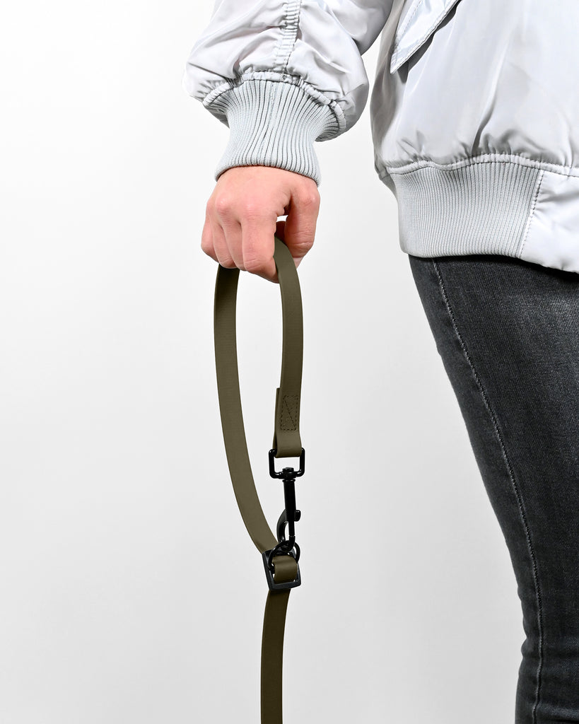 Handschlaufe einer Biothane Umhängeleine in Khaki