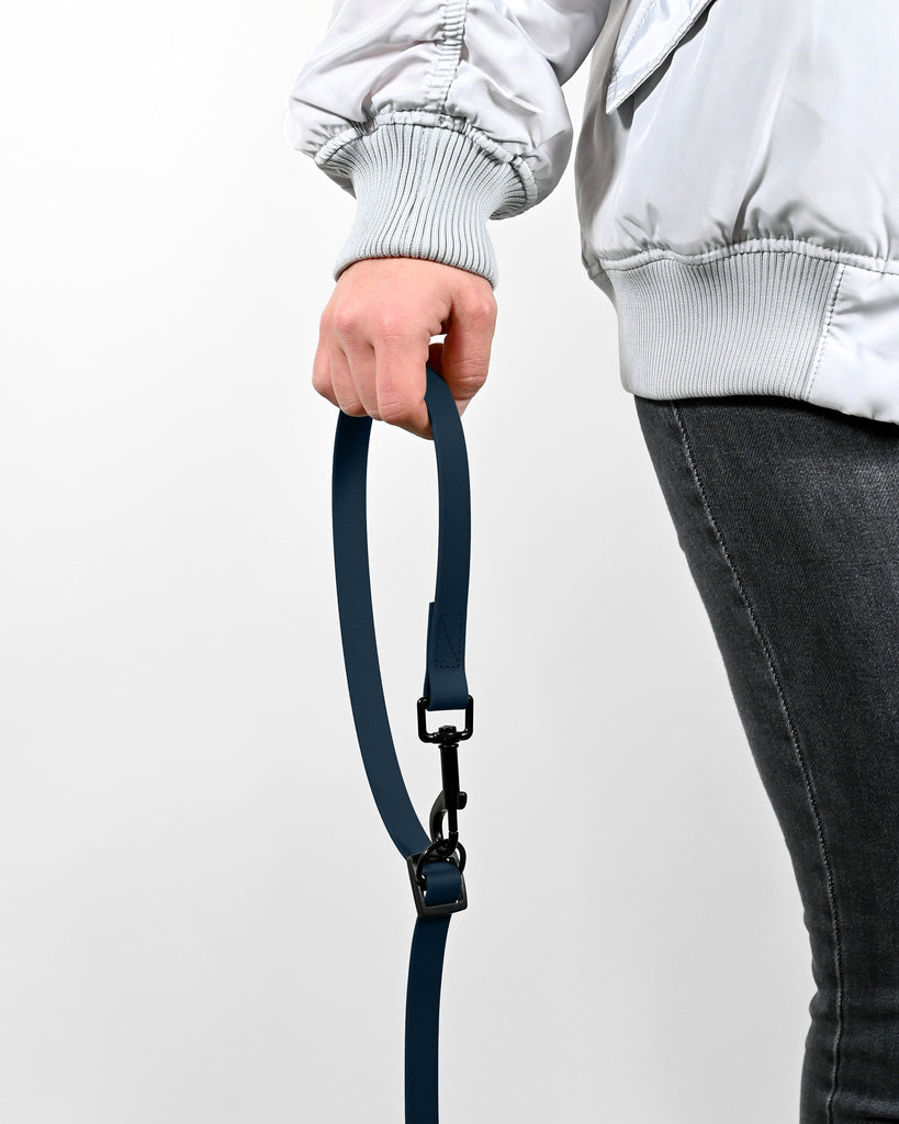 Handschlaufe einer Biothane Umhängeleine in Navy