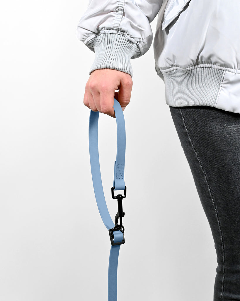 Handschlaufe einer Biothane Hundeleine in Hellblau