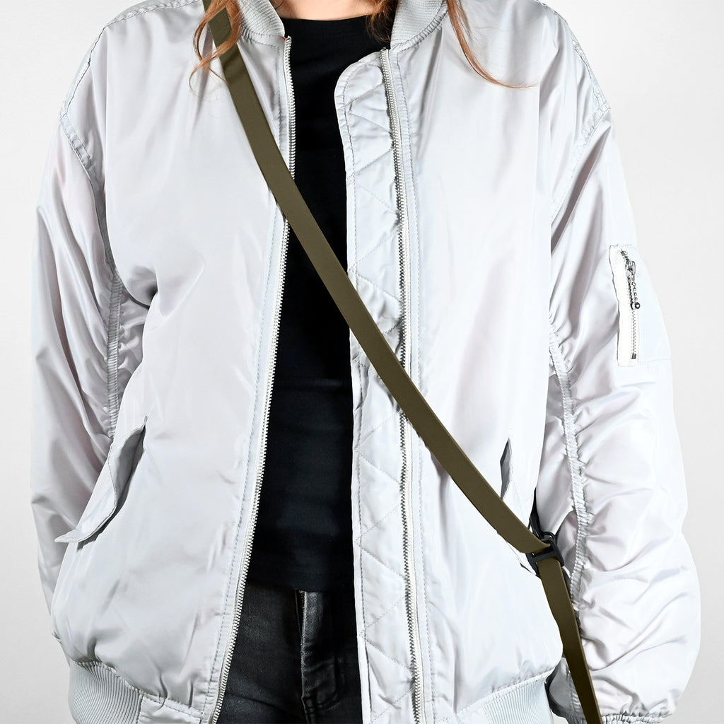 Frau trägt eine Biothane Umhängeleine in Khaki