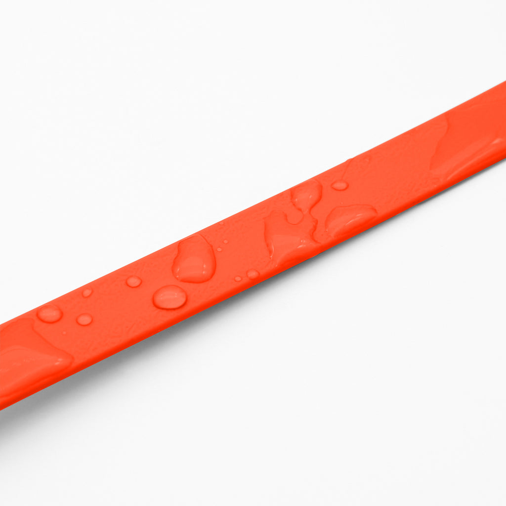 Abperlende Wassertropfen auf einer Biothane Hundeleine in Orange