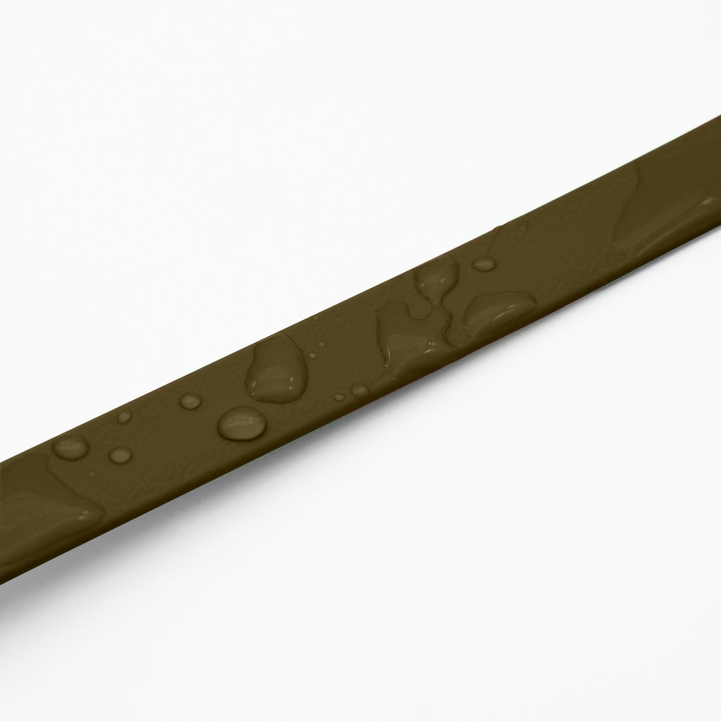 Abperlende Wassertropfen auf einer Biothane Hundeleine in Khaki