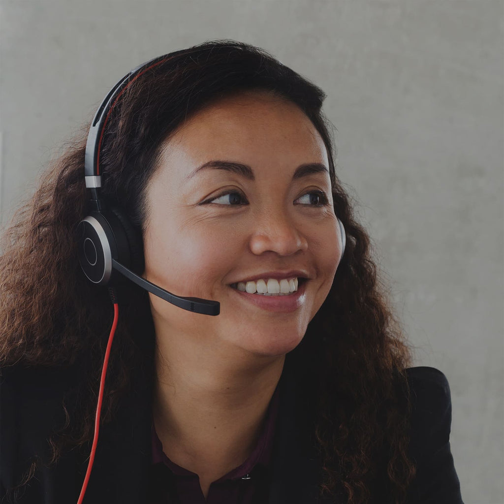 Customer Support Mitarbeiterin mit einem Headset