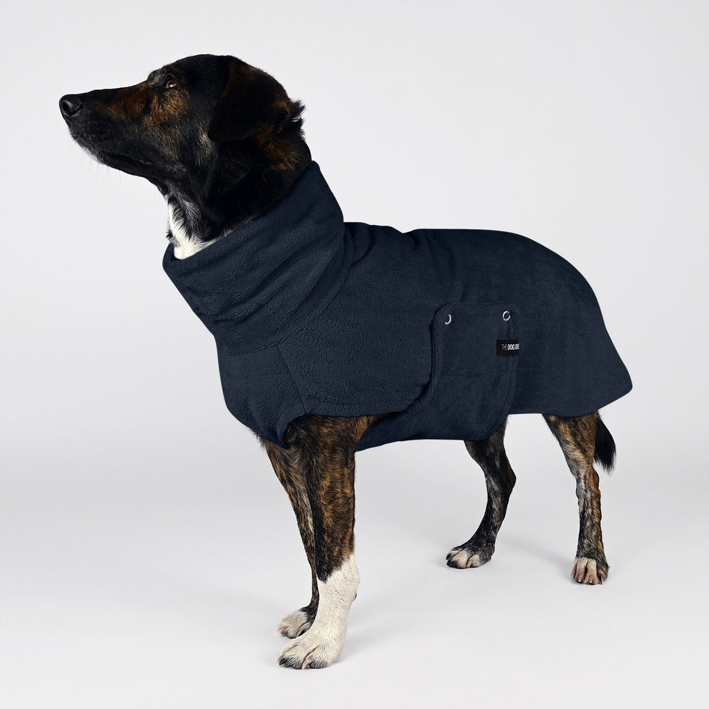 Hund trägt einen Bademantel in Navy