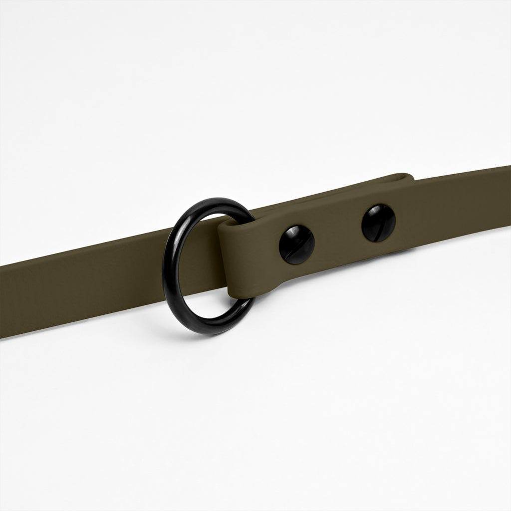 Detailaufnahme O-Ring in schwarz an einer Biothane Hundeleine in Khaki