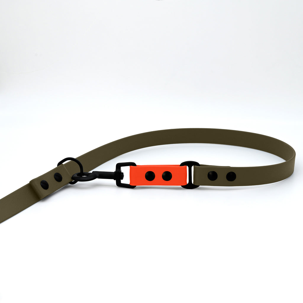 Handschlaufe einer Biothane Hundeleine in Khaki mit orangenem Farbakzent und schwarzer Hardware