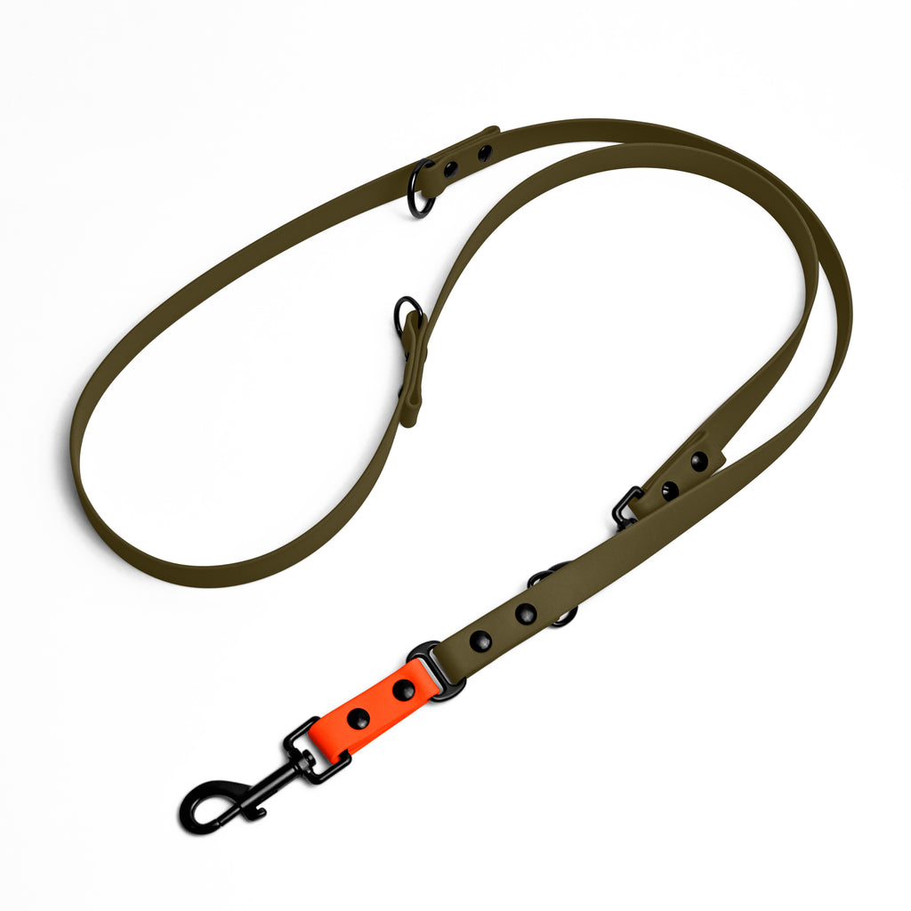 Ausgebreitete Biothane Hundeleine in Khaki mit orangenem Farbakzent und schwarzer Hardware