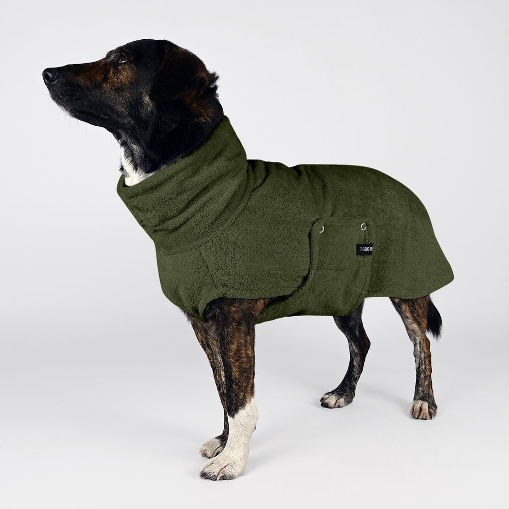 Hund trägt einen Hundebademantel in Khaki